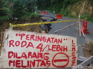 Hati-hati! Jalan di Pegunungan Kendeng Kayen-Pati Longsor