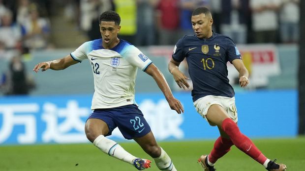 France's Kylian Mbappe vies for the ball with England's Jude Bellingham, left, during the World Cup quarterfinal soccer match between England and France, at the Al Bayt Stadium in Al Khor, Qatar, Saturday, Dec. 10, 2022. (AP Photo/Francisco Seco)