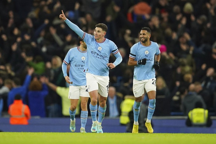 Manchester Citys Julian Alvarez, center, celebrates after scoring his sides second goal during the English FA Cup soccer match between Manchester City and Chelsea at the Etihad Stadium in Manchester, England, Sunday, Jan. 8, 2023. (AP Photo/Dave Thompson)
