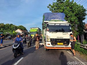 Lansia Lamongan Tewas Tertabrak Truk gegara Ragu-ragu Saat Menyeberang