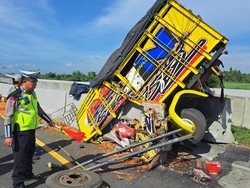 Penampakan Truk Tabrak Barrier Tewaskan 1 Orang di Tol Jomo: Hancur!
