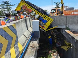 Truk Tabrak Barrier Tol Jombang-Mojokerto 1 Tewas, Sopir Diduga Mengantuk