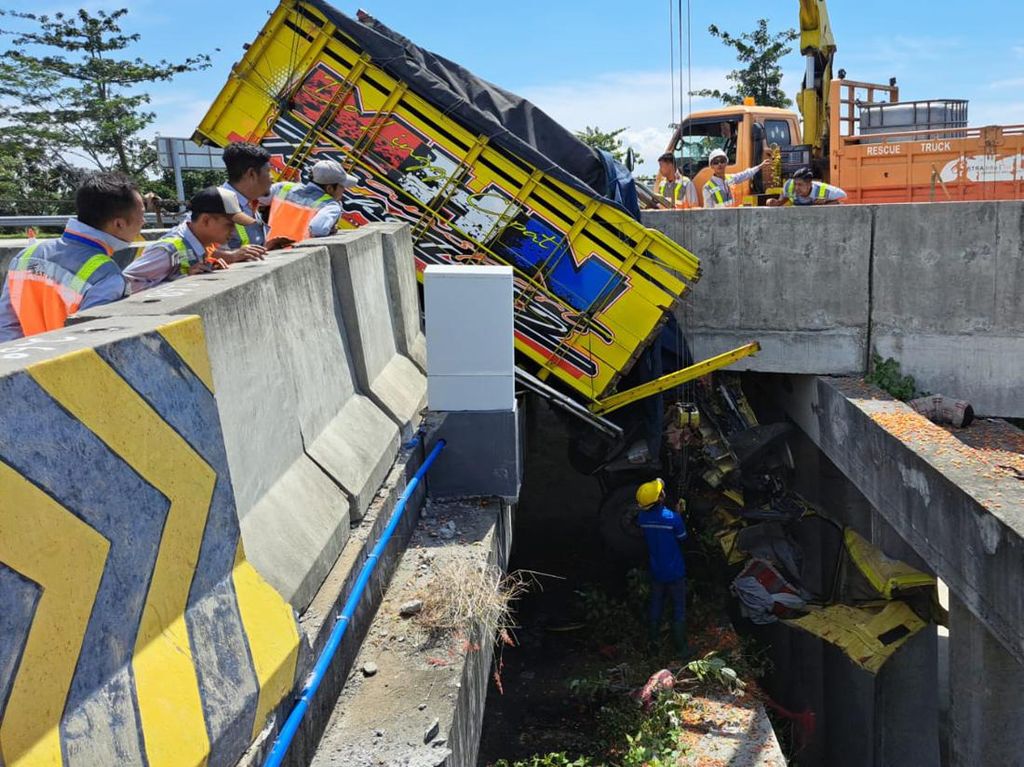 Truk Tabrak Barrier Tol Jombang-Mojokerto 1 Tewas, Sopir Diduga Mengantuk Truk Tabrak Barrier Tol Jombang-Mojokerto 1 Tewas, Sopir Diduga Mengantuk