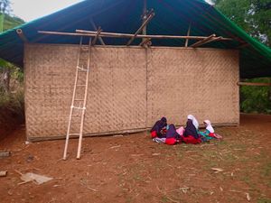 Puluhan Siswa SD Sukabumi Terpaksa Belajar di Gubuk Bambu