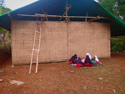 Puluhan Siswa SD Sukabumi Terpaksa Belajar di Gubuk Bambu