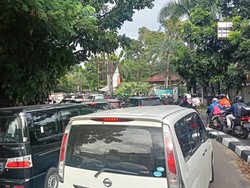 Hari Pertama Masuk Sekolah, Lalin di Cirendeu Tangsel Macet