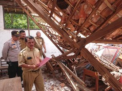 Atap Sekolah MI Mondokan Sragen Roboh, Kepsek-2 Siswa Terluka