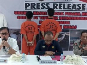 Polisi Bongkar Gudang Pengoplos BBM di Palembang, 2 Orang Ditangkap