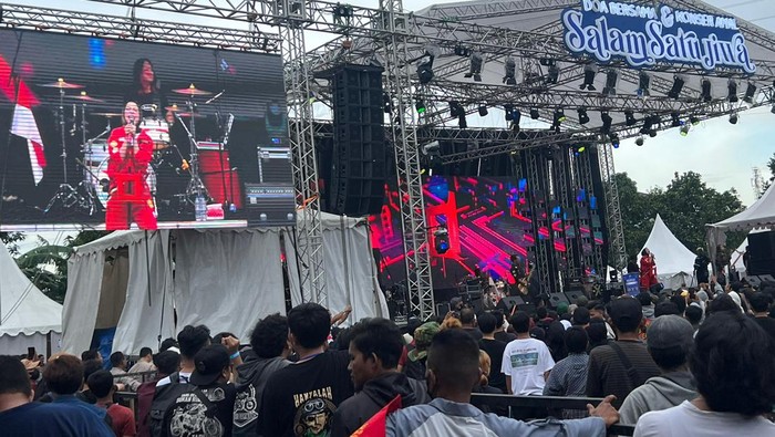Konser Amal Salam Satu Jiwa dihelar di Gladiator Arena, Bekasi, Minggu (8/1/2022) sore hingga malam WIB, untuk menggalang dana korban Tragedi Kanjuruhan.