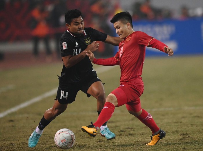 Pesepak bola Timnas Indonesia Asnawi Mangkualam (kiri) berebut bola dengan pesepak bola Timnas Vietnam Nguyen Quang Hai dalam pertandingan leg 2 babak semi final Piala AFF 2022 di Stadion Nasional My Dinh, Hanoi, Vietnam, Senin (9/1/2023). ANTARA FOTO/Aditya Pradana Putra/tom.