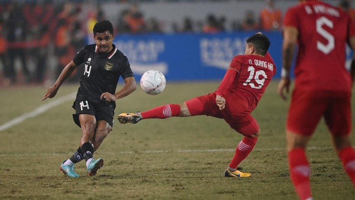 LEG 2 SEMI FINAL PIALA AFF INDONESIA LAWAN VIETNAM Pesepak bola Timnas Indonesia Asnawi Mangkualam (kiri) berebut bola dengan pesepak bola Timnas Vietnam Nguyen Quang Hai dalam pertandingan leg 2 babak semi final Piala AFF 2022 di Stadion Nasional My Dinh, Hanoi, Vietnam, Senin (9/1/2023). ANTARA FOTO/Aditya Pradana Putra/tom.