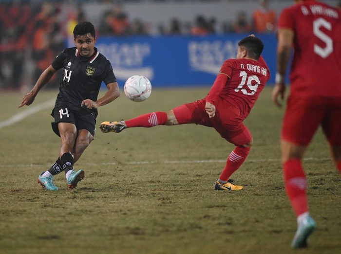 Pesepak bola Timnas Indonesia Asnawi Mangkualam (kiri) berebut bola dengan pesepak bola Timnas Vietnam Nguyen Quang Hai dalam pertandingan leg 2 babak semi final Piala AFF 2022 di Stadion Nasional My Dinh, Hanoi, Vietnam, Senin (9/1/2023). ANTARA FOTO/Aditya Pradana Putra/tom.