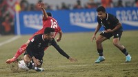 Vietnam bisa unggul ketika laga baru berjalan tiga menit lewat Nguyen Tien Linh.  