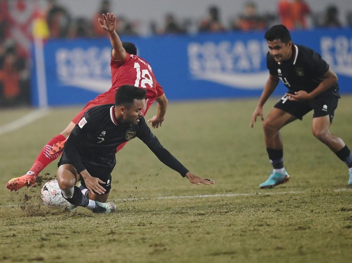 Pesepak bola Timnas Indonesia Saddil Ramdani (kiri) berebut bola dengan pesepak bola Timnas Vietnam Pham Tuan Hai (tengah) dalam pertandingan leg 2 babak semi final Piala AFF 2022 di Stadion Nasional My Dinh, Hanoi, Vietnam, Senin (9/1/2023). ANTARA FOTO/Aditya Pradana Putra/tom.