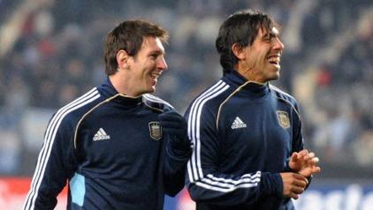 Messi (kiri) dan Tevez saat membela Argentina pada tahun 2011. Foto: AFP/MIGUEL ROJO