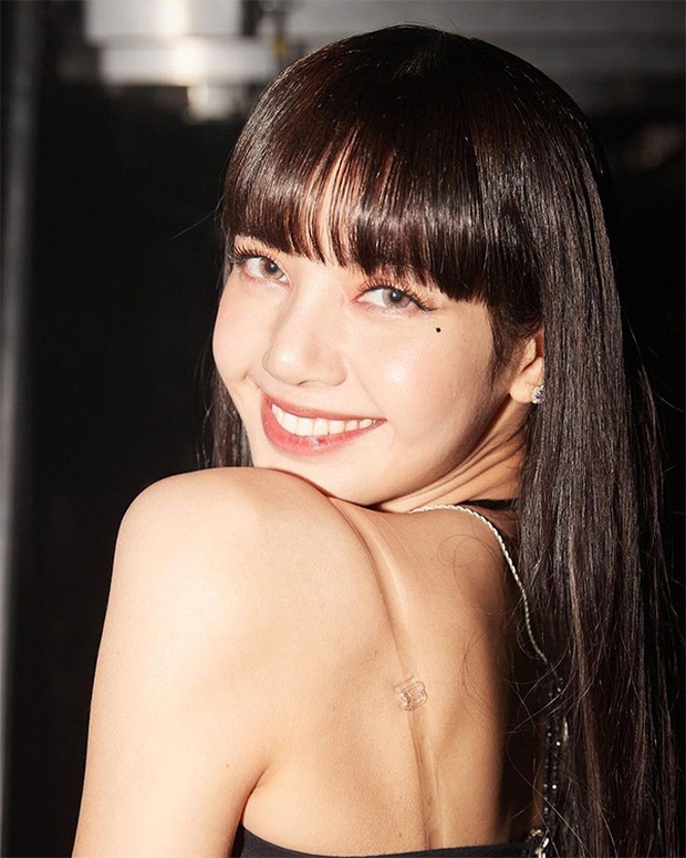 Look Lisa dalam bulu mata menggumpal / Foto: instagram.com/lalalisa_m