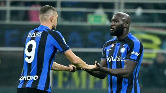 Soccer Football - Serie A - Inter Milan v Napoli - San Siro, Milan, Italy - January 4, 2023 Inter Milans Edin Dzeko and Romelu Lukaku REUTERS/Alberto Lingria