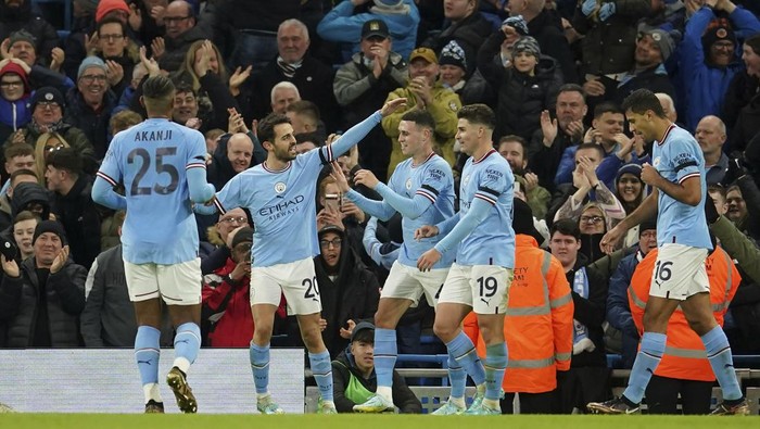 Manchester Citys Phil Foden, center, celebrates with teammates after scoring his sides third goal during the English FA Cup soccer match between Manchester City and Chelsea at the Etihad Stadium in Manchester, England, Sunday, Jan. 8, 2023. (AP Photo/Dave Thompson)