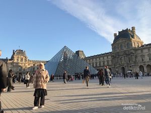 Melihat Lukisan Monalisa di Museum Louvre Paris Melihat Lukisan Monalisa di Museum Louvre Paris