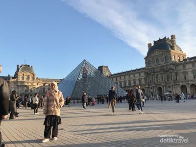 Melihat Lukisan Monalisa di Museum Louvre Paris
