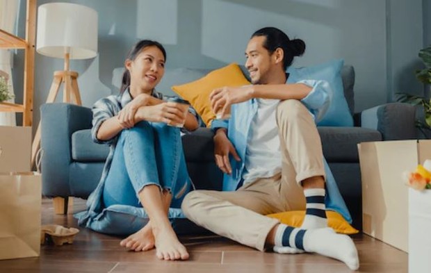 Mendiskusikan film, series, buku/ foto: Freepik/ tirachardz Pasangan kencan