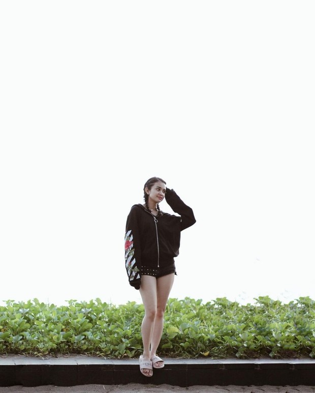 Michelle Ziudith dengan Black Jacket dan Short Pants Hitam. Foto Instagram: Tampil Cantik dengan Long Dress Putih. Foto Instagram: michelleziu