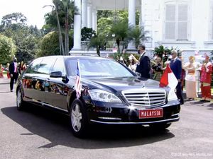 Mobil Limosin PM Malaysia Anwar Ibrahim saat Berkunjung ke Indonesia Mobil Limosin PM Malaysia Anwar Ibrahim saat Berkunjung ke Indonesia