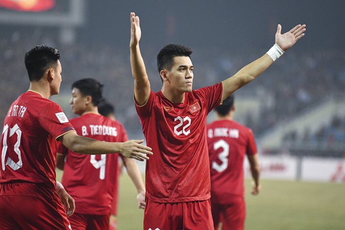 Vietnams Nguyen Then Linh, right, celebrates during match against Indonesias for the ASEAN Football Federation (AFF) Mitsubishi Electric Cup 2022 semi-final football match at My Dinh National Stadium in Hanoi, Vietnam, Monday, Jan. 9, 2023. (AP Photo/Nguyen Manh Quan)