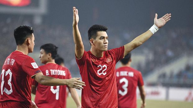 Vietnam's Nguyen Then Linh, right, celebrates during match against Indonesia's for the ASEAN Football Federation (AFF) Mitsubishi Electric Cup 2022 semi-final football match at My Dinh National Stadium in Hanoi, Vietnam, Monday, Jan. 9, 2023. (AP Photo/Nguyen Manh Quan)