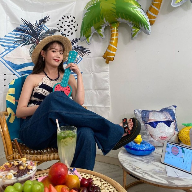 Outfit kencan ala IU. Foto: Instagram.com/dlwlrma Outfit kencan ala IU. Foto: Instagram.com/dlwlrma