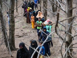 Kala Rohingya Pinjam HP Nelayan untuk Kabari Keluarga Usai Terdampar di Aceh