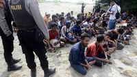 Penampakan Ratusan Imigran Rohingya Dipindah ke Penampungan Sementara