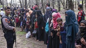 Potret Pengungsi Rohingya Dikawal Aparat Menuju Lokasi Penampungan
