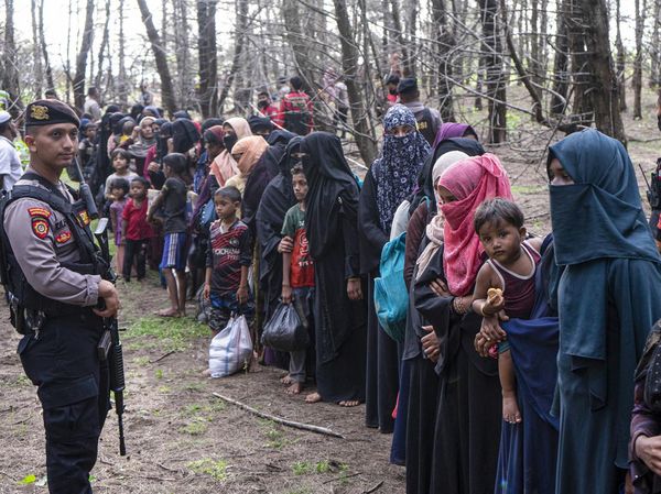 Potret Pengungsi Rohingya Dikawal Aparat Menuju Lokasi Penampungan