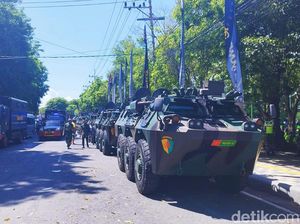Aparat Berjaga Ketat-Tutup Jalan Jelang Kedatangan Jokowi ke Banyuwangi Aparat Berjaga Ketat-Tutup Jalan Jelang Kedatangan Jokowi ke Banyuwangi