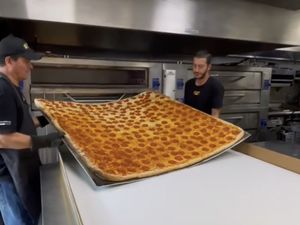 Pizza Terbesar di Dunia Ini Lebarnya 1,3 Meter dan Bisa Jadi 200 Potong Pizza Terbesar di Dunia Ini Lebarnya 1,3 Meter dan Bisa Jadi 200 Potong