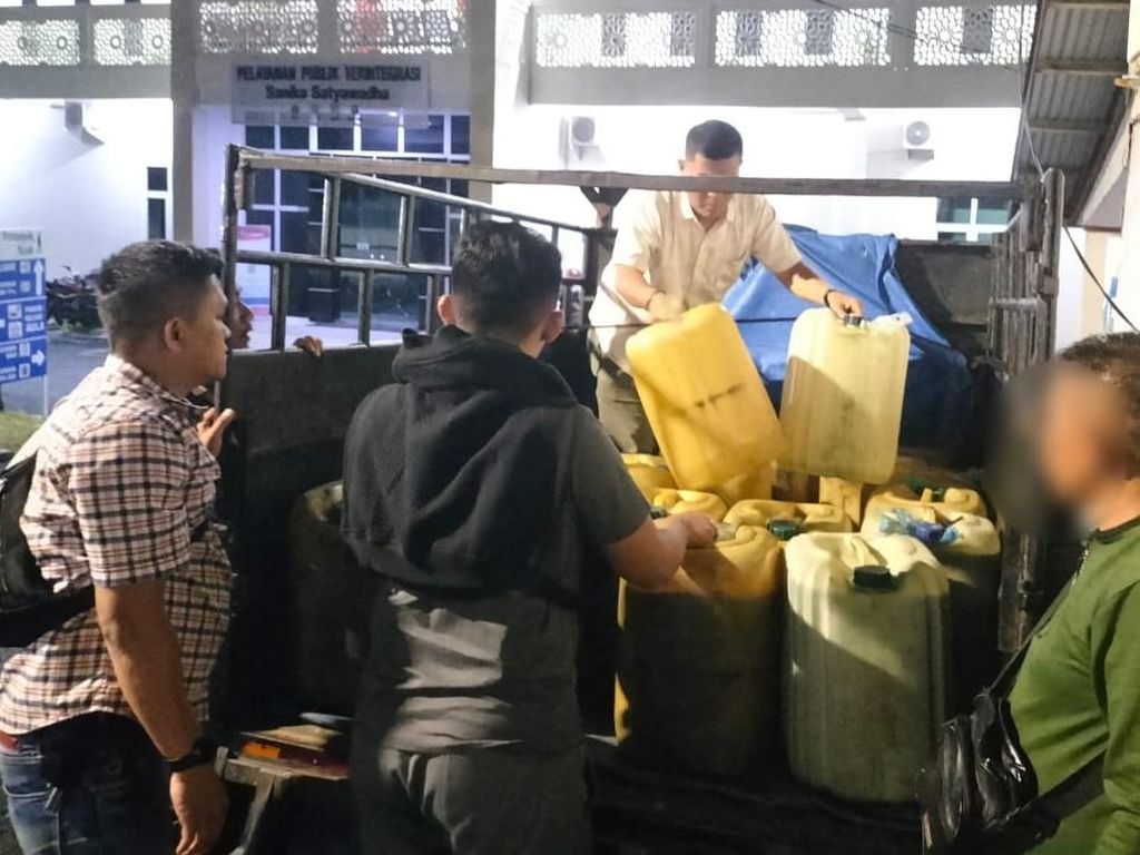 Pria Aceh Selatan Kepergok Angkut 264 Liter Pertalite Pakai Mobil