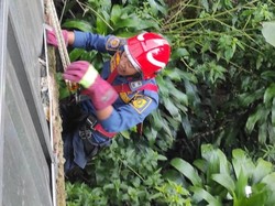 HP Wisatawan Jatuh ke Tebing Puncak Bogor, Damkar Turun Tangan