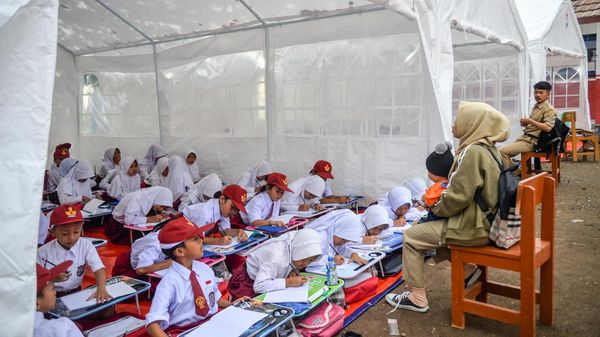 Suasana Hari Pertama Sekolah di Lokasi Bencana Gempa Cianjur
