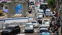 Potret Macet di Jalan Gajah Mada Jakbar Siang Ini