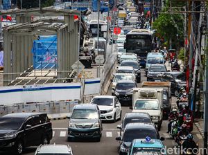 Potret Macet di Jalan Gajah Mada Jakbar Siang Ini