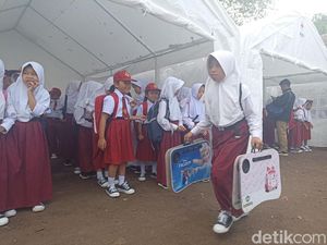 Hari Pertama Sekolah, Anak Korban Gempa Cianjur Belajar di Tenda