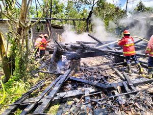 Korsleting Listrik, Rumah Joglo di Kesiman Kertalangu Hangus Terbakar
