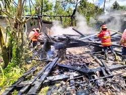 Korsleting Listrik, Rumah Joglo di Kesiman Kertalangu Hangus Terbakar