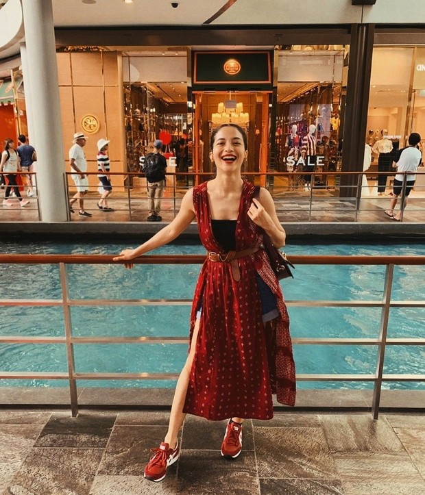 Putri Marino dengan Outer Dress Nyentrik. Foto Instagram: putrimarino Putri Marino dengan Outer Dress Nyentrik. Foto Instagram: putrimarino