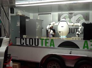 Aksi Robot Bartender Bikin Minuman di CES 2023