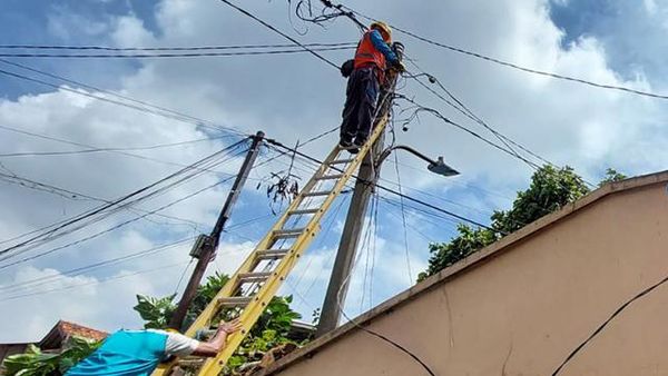 Rumah Mewah Bu Eny Kini Terang Benderang, Hadiah dari PLN