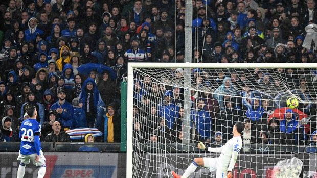 Soccer Football - Serie A - Sampdoria v Napoli - Stadio Comunale Luigi Ferraris, Genoa, Italy - January 8, 2023  Napoli's Eljif Elmas scores their second goal from the penalty spot REUTERS/Jennifer Lorenzini