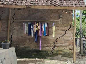 Alami Pergerakan Tanah Tengah Malam, Rumah Warga Lebak Retak