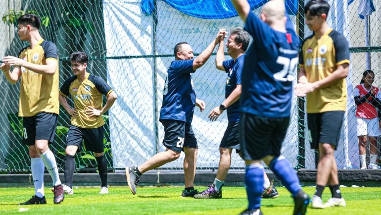 Mini soccer belakangan menjadi trend baru di Indonesia. Lapangan mini soccer bermunculan di berbagai tempat. Di ibukota Jakarta, misalnya, lapangannya tersua di lima penjuru kotamadya. Semakin bagus kualitas lapangannya, semakin tinggi pula tarif sewanya. Mini soccer sebenarnya ditujukan untuk anak-anak. Tapi perkembangan kemudian membuat mini soccer menarik minat orang dewasa. 